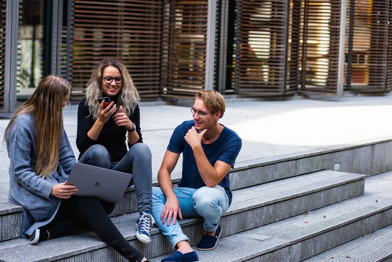 Tieners die samen lachen